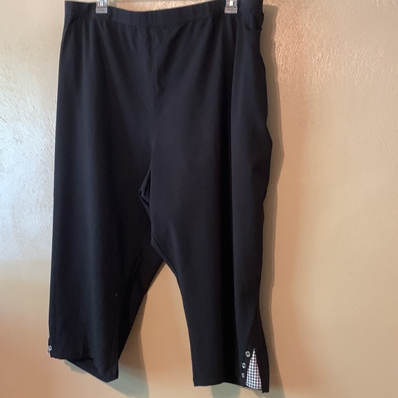 Catherine’s Suprema Collection 6X black stretchy Capris plaid leg design - Picture 2 of 5